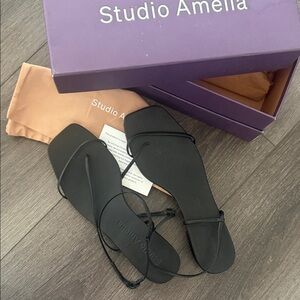STUDIO AMELIA BLACK LEATHER FLAT SANDAL 40